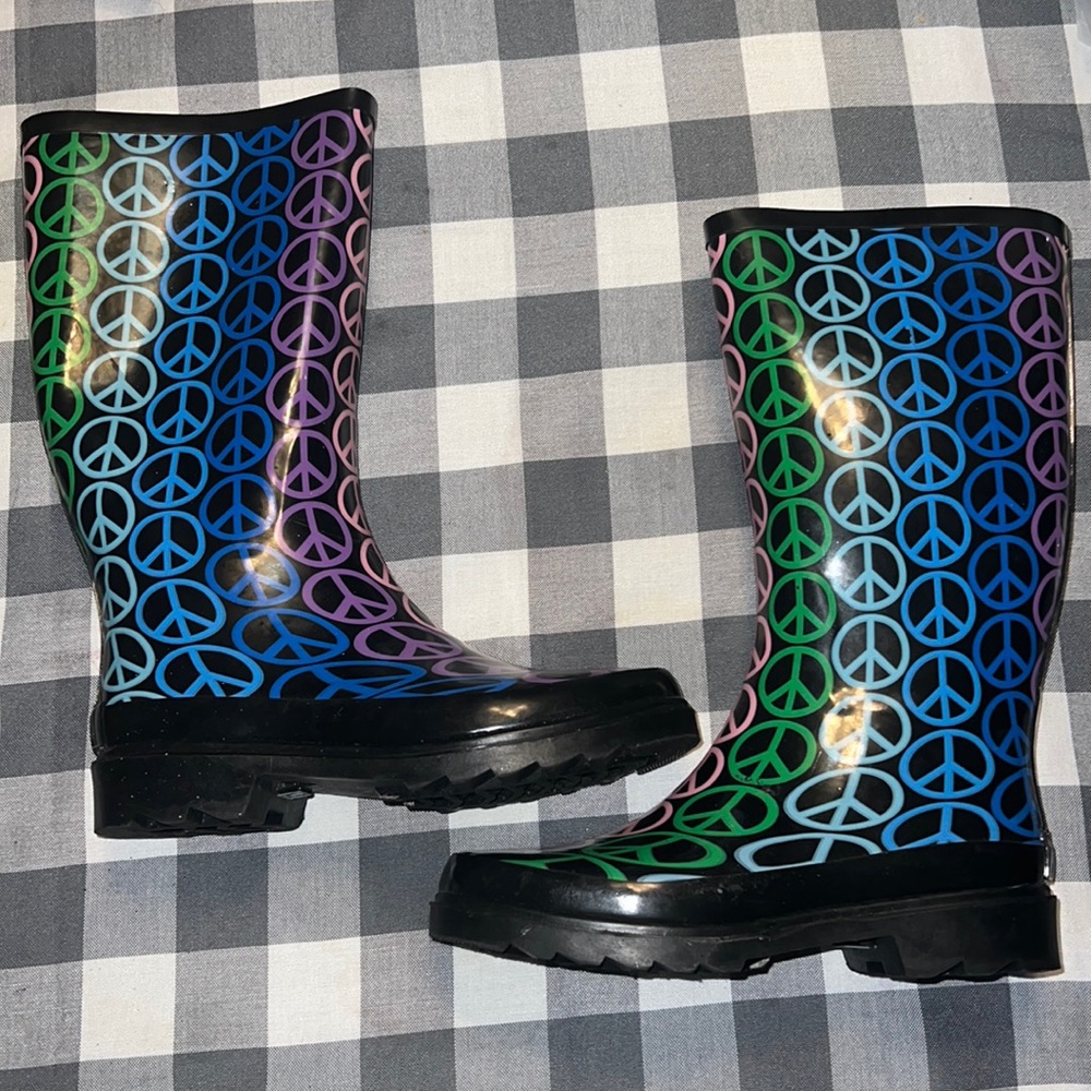 🌟 143 girls Black with Rainbow peace signs print size 6 tall rainboots